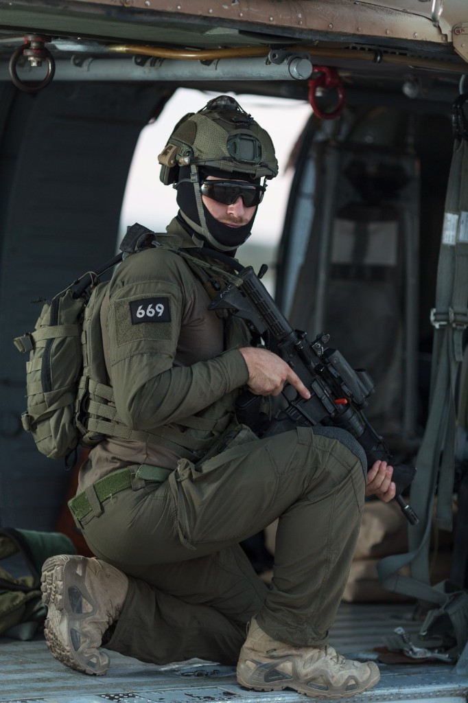 גיא מ. בציוד קרבי ביחידה 669