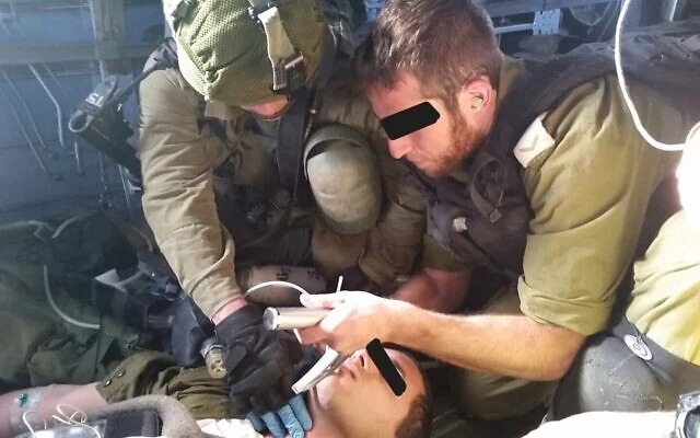פרמדיק קרבי מטפל בפצוע במהלך חילוץ רפואי